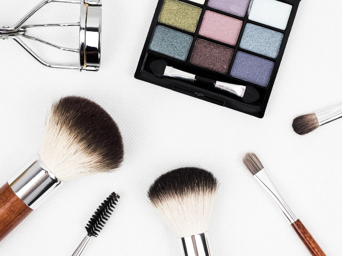 Pinceaux de maquillage et palette de teintes