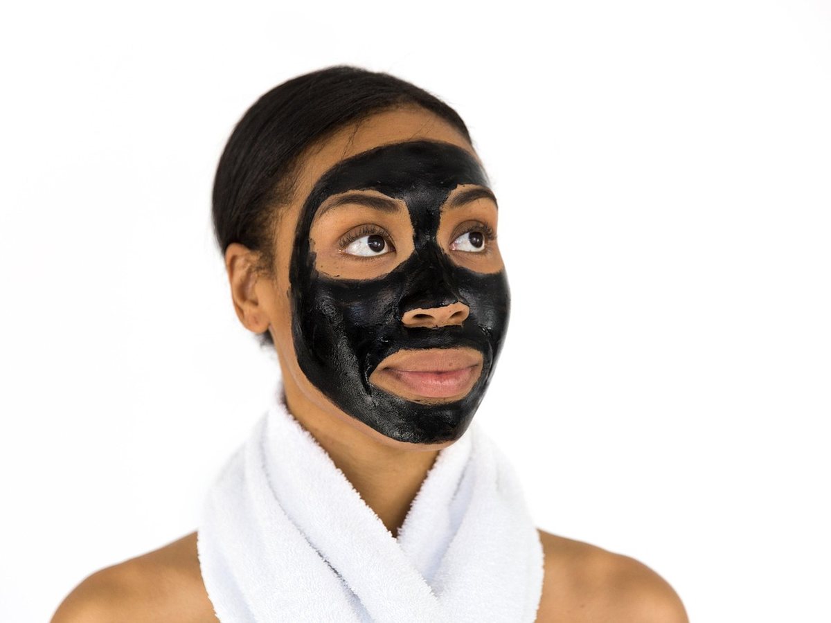 Masque de soin du visage appliqué au pinceau